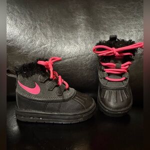 Nike ACG Woodside Chukka 2 toddler's boots with hyper pink laces sz 5